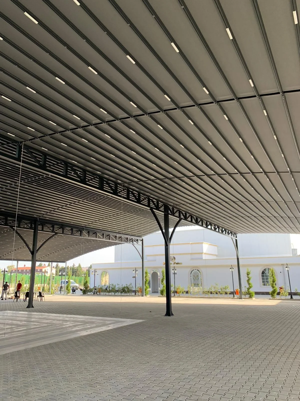 Amenajări terase în Brașov cu pergole retractabile — Confort la poalele Tâmpei